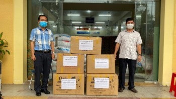 Siêu Nhật Thanh góp tặng 500 bộ quần áo bảo hộ cho công tác y tế phường Sơn Kỳ